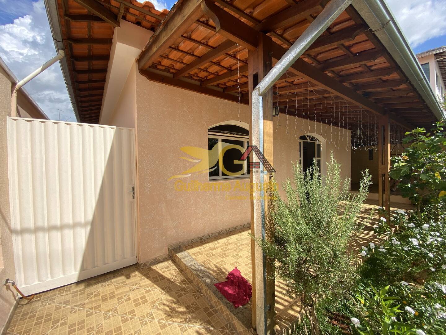 Casa à venda com 3 quartos, 252m² - Foto 1